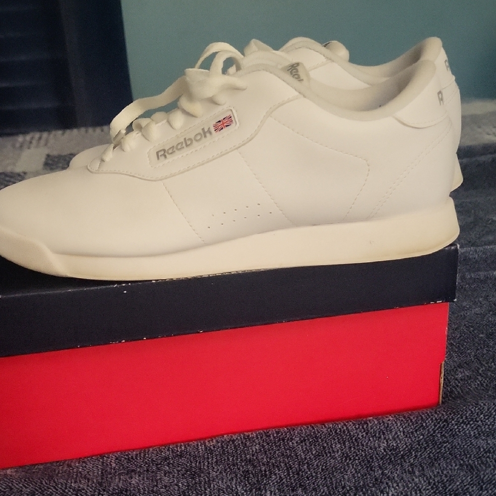 Reebok White Athletic Shoes with Textured Fabric